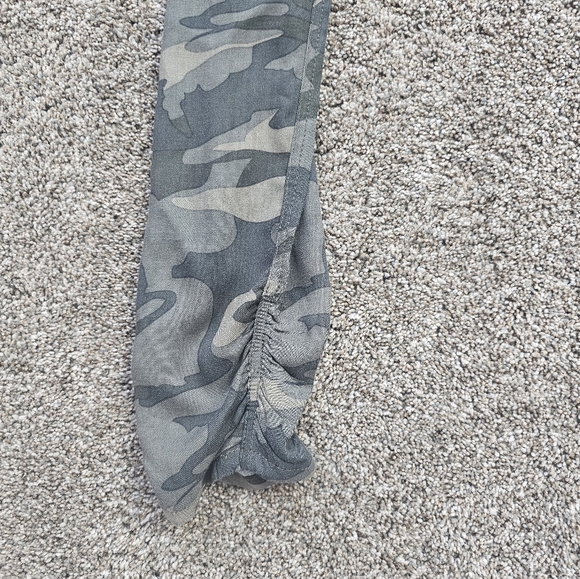 Camo print joggers, size medium. - Picture 4 of 5